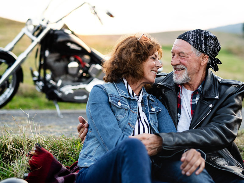 casal idoso moto