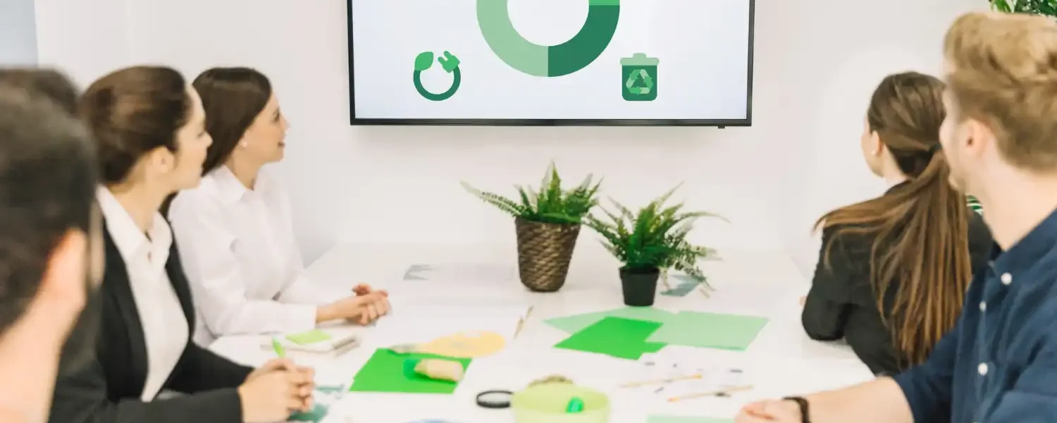 Equipe de profissionais em reunião discute estratégias de ESG e percepção de marca para fortalecer a reputação empresarial em dezembro, mês decisivo.