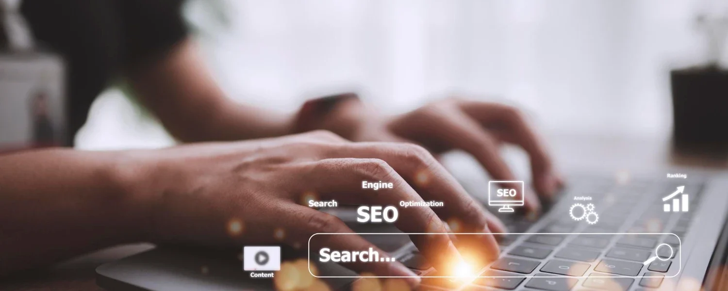 Pessoa usando laptop com gráficos e ícones relacionados a SEO e destaque de equipamentos industriais na tela, ilustrando estratégias de otimização para motores de busca.