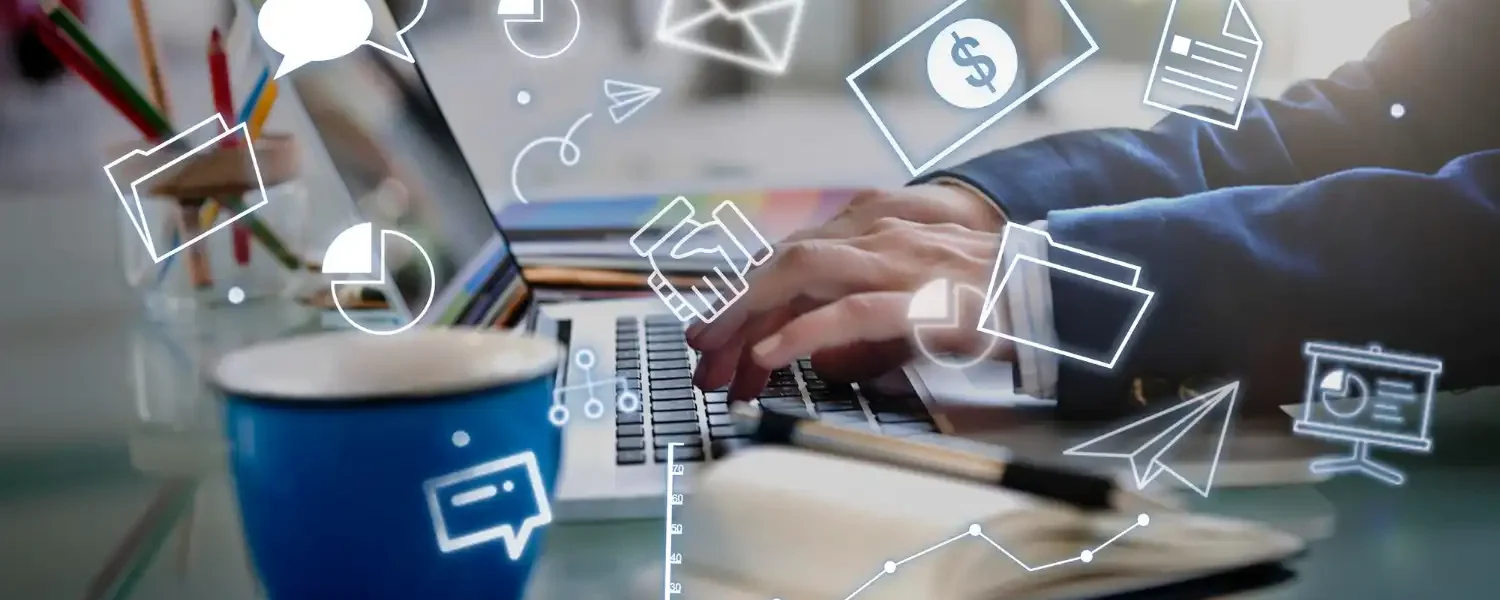 Homem usando laptop com ícones digitais relacionados a marketing, crescimento e comunicação, representando a presença digital para empresas de soluções industriais e sua transformação digital.