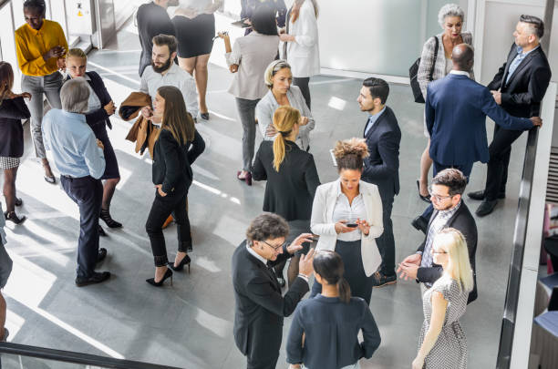 Realidade mista transforma eventos corporativos ao unir físico e digital e ampliar experiências sensoriais e engajamento.