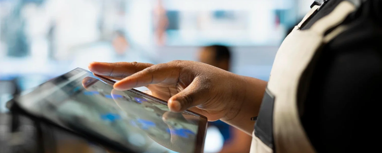 Profissional utilizando tablet em fábrica, representando a descentralização da produção na era do chão de fábrica digital.